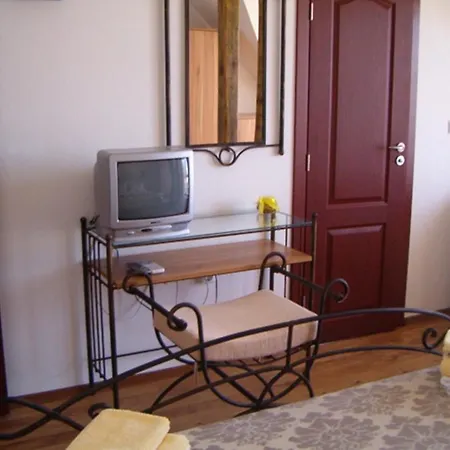 Family Bellehouse Csernomorec