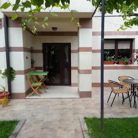 Family Bellehouse Csernomorec