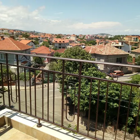 Family Bellehouse Csernomorec