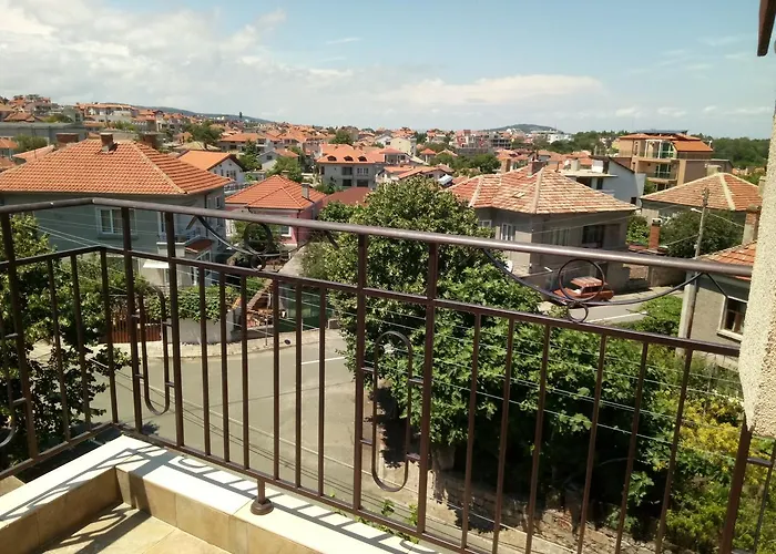 Family Bellehouse 체르노모레츠